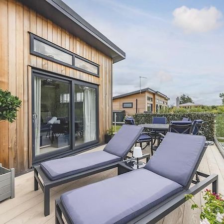 Luxury Lodge With Hot Tub In Windsor Marina Exteriér fotografie