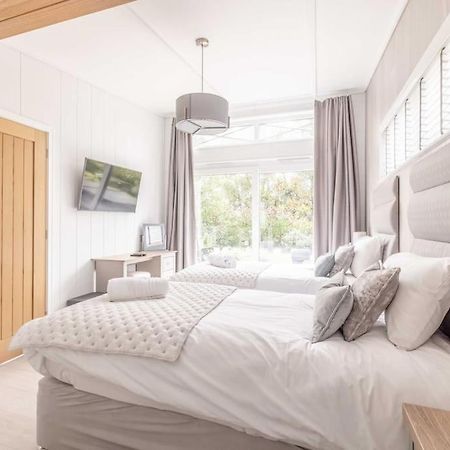 Luxury Lodge With Hot Tub In Windsor Marina Exteriér fotografie