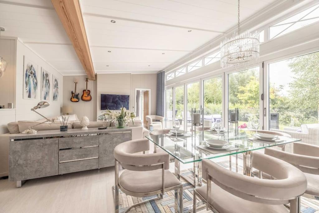 Luxury Lodge With Hot Tub In Windsor Marina Exteriér fotografie
