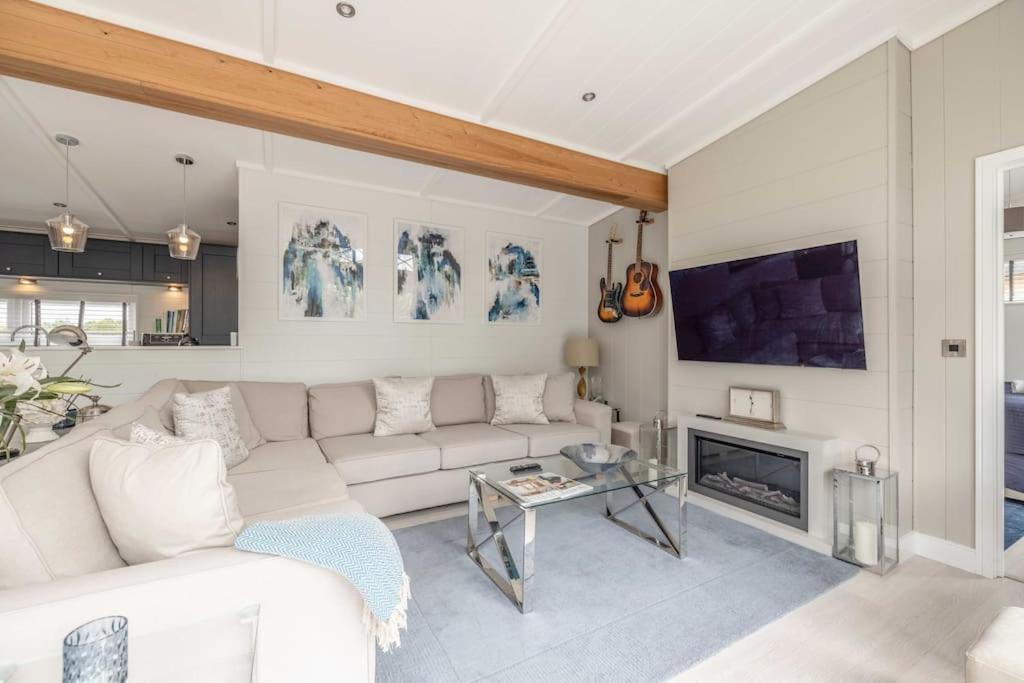 Luxury Lodge With Hot Tub In Windsor Marina Exteriér fotografie