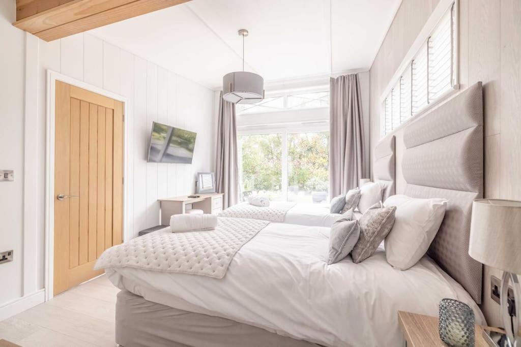 Luxury Lodge With Hot Tub In Windsor Marina Exteriér fotografie