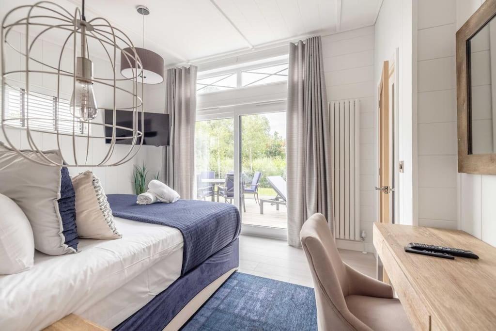 Luxury Lodge With Hot Tub In Windsor Marina Exteriér fotografie