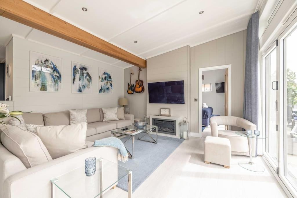 Luxury Lodge With Hot Tub In Windsor Marina Exteriér fotografie