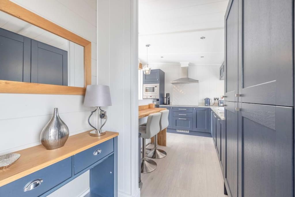 Luxury Lodge With Hot Tub In Windsor Marina Exteriér fotografie