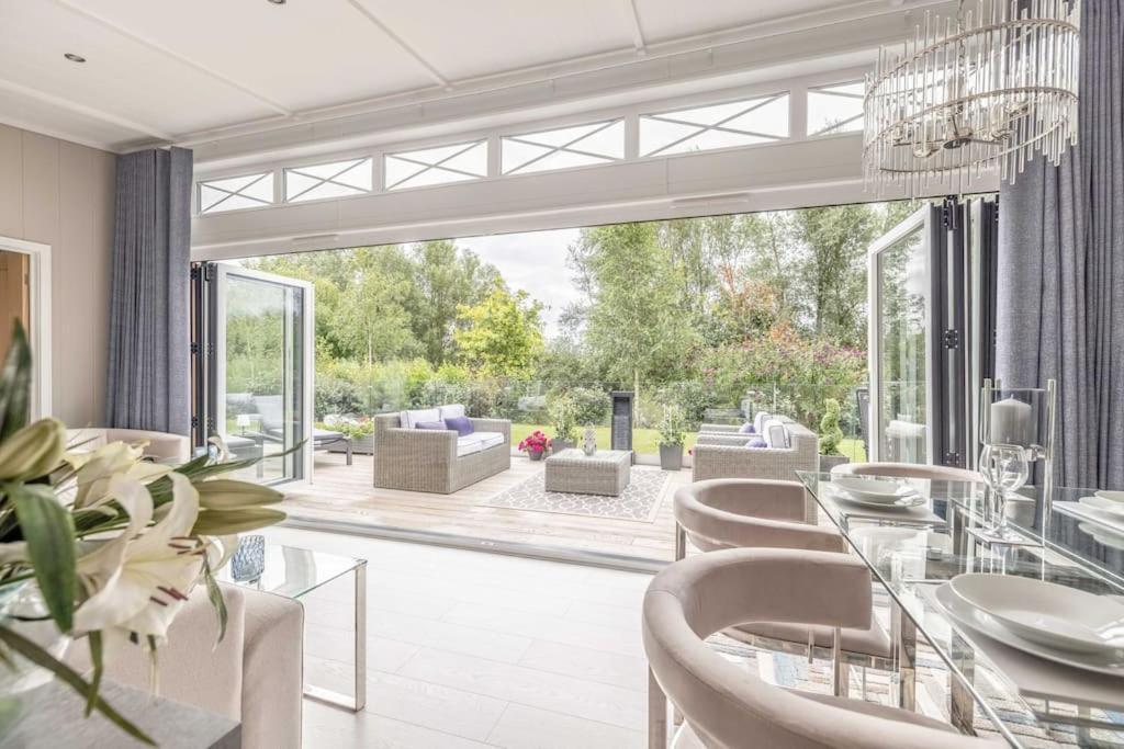 Luxury Lodge With Hot Tub In Windsor Marina Exteriér fotografie