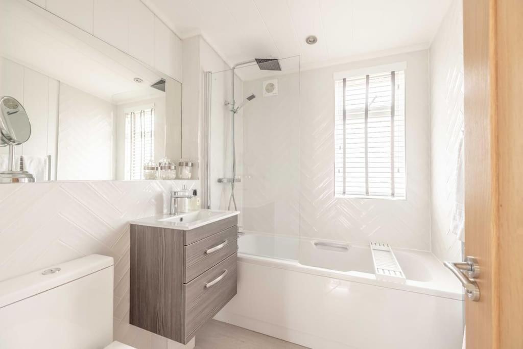 Luxury Lodge With Hot Tub In Windsor Marina Exteriér fotografie