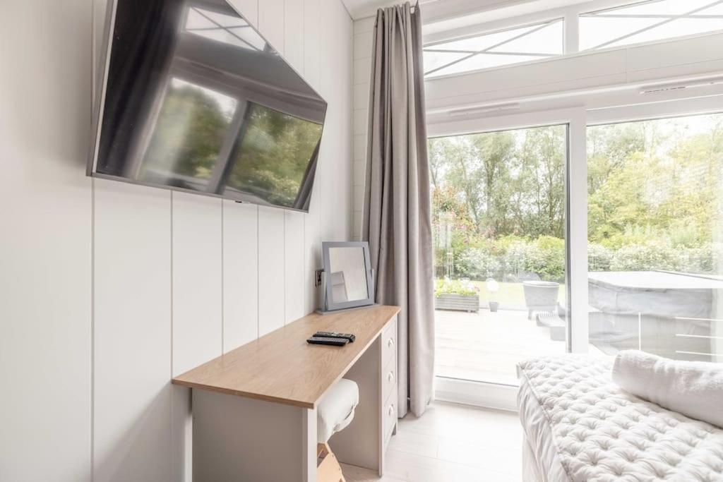 Luxury Lodge With Hot Tub In Windsor Marina Exteriér fotografie