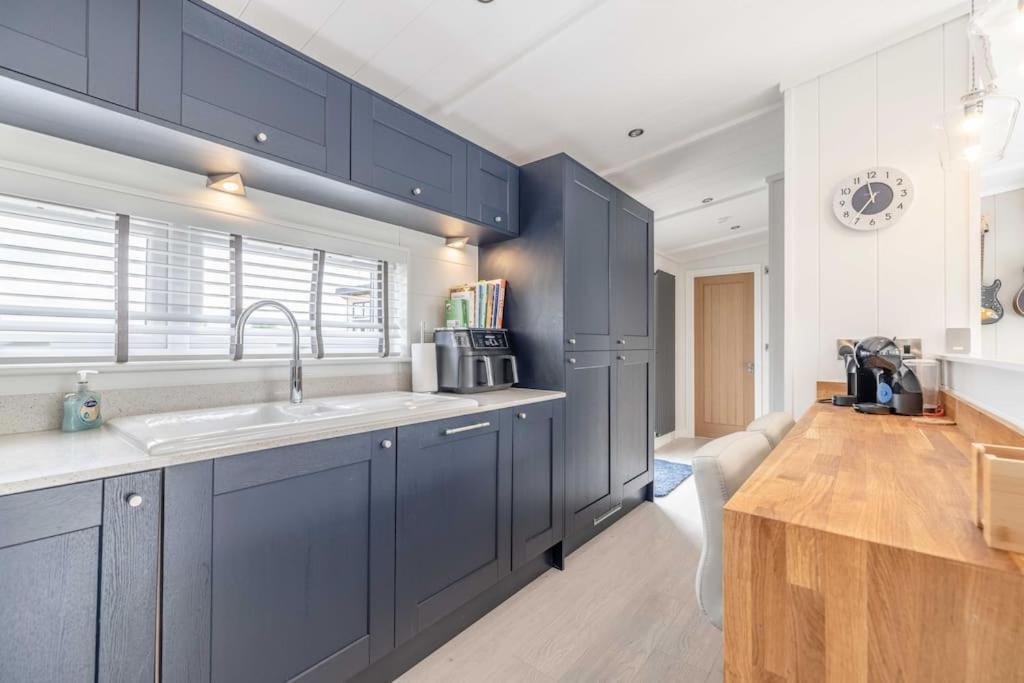 Luxury Lodge With Hot Tub In Windsor Marina Exteriér fotografie